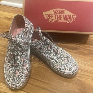 New NEVER worn Vans “Off The Wall” floral lace up shoes